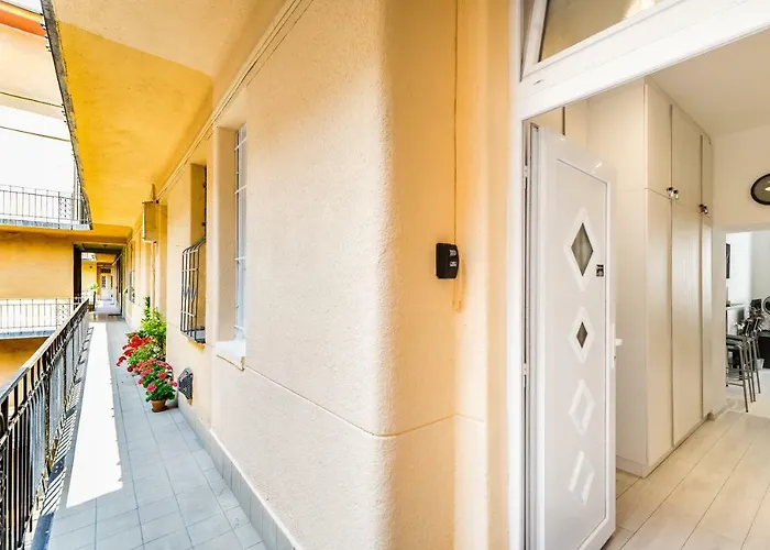 Fleur Creme Apartment